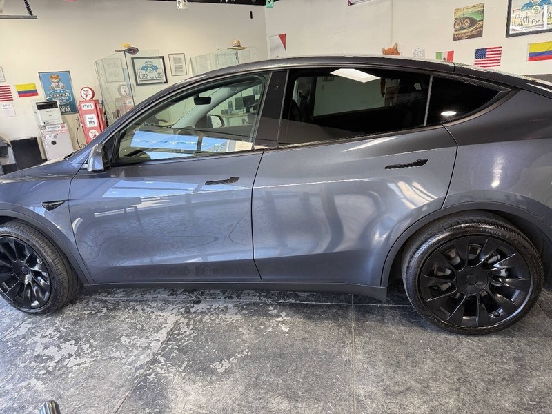 Tesla Model Y Vehicle Full-screen Gallery Image 16