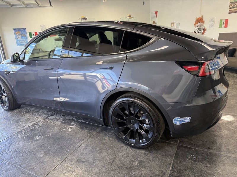 Tesla Model Y Vehicle Full-screen Gallery Image 17