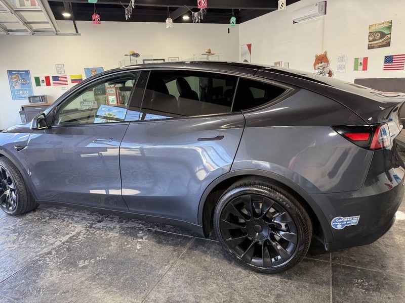 Tesla Model Y Vehicle Full-screen Gallery Image 18