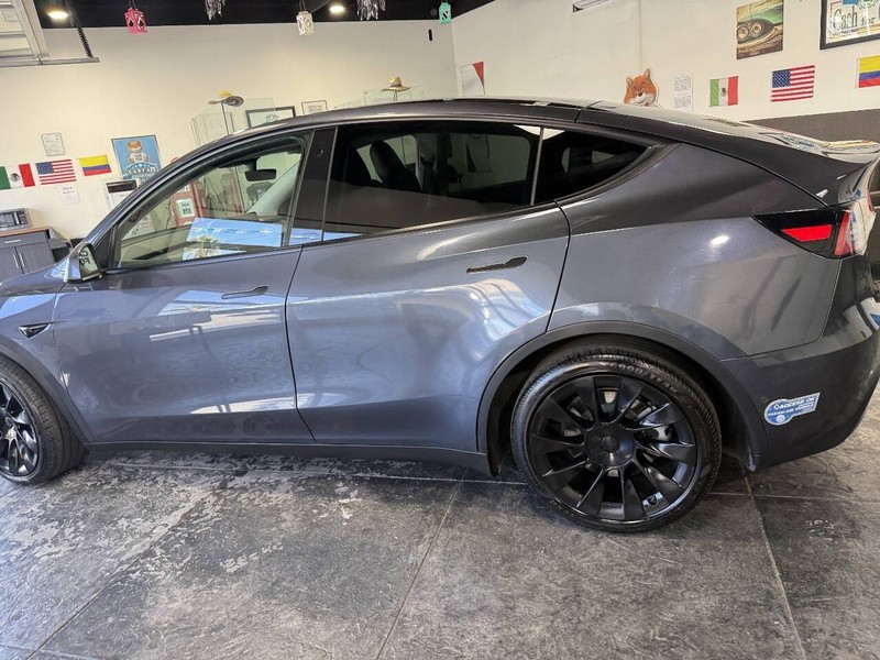 Tesla Model Y Vehicle Full-screen Gallery Image 19