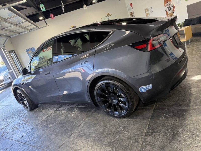Tesla Model Y Vehicle Full-screen Gallery Image 21