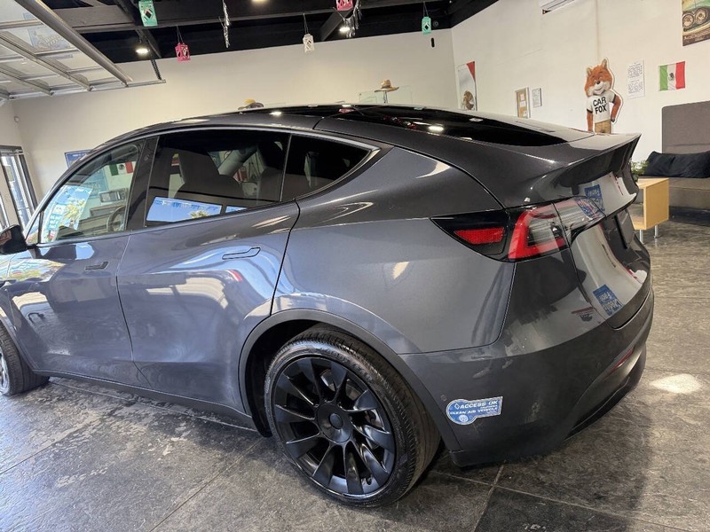 Tesla Model Y Vehicle Full-screen Gallery Image 22