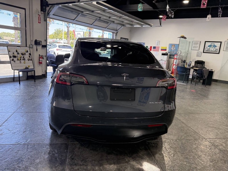 Tesla Model Y Vehicle Full-screen Gallery Image 23