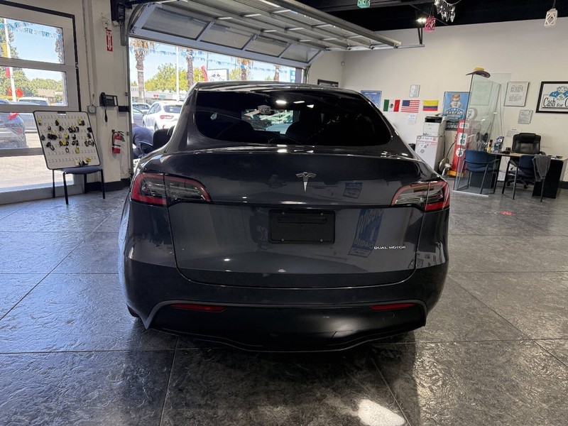 Tesla Model Y Vehicle Full-screen Gallery Image 28