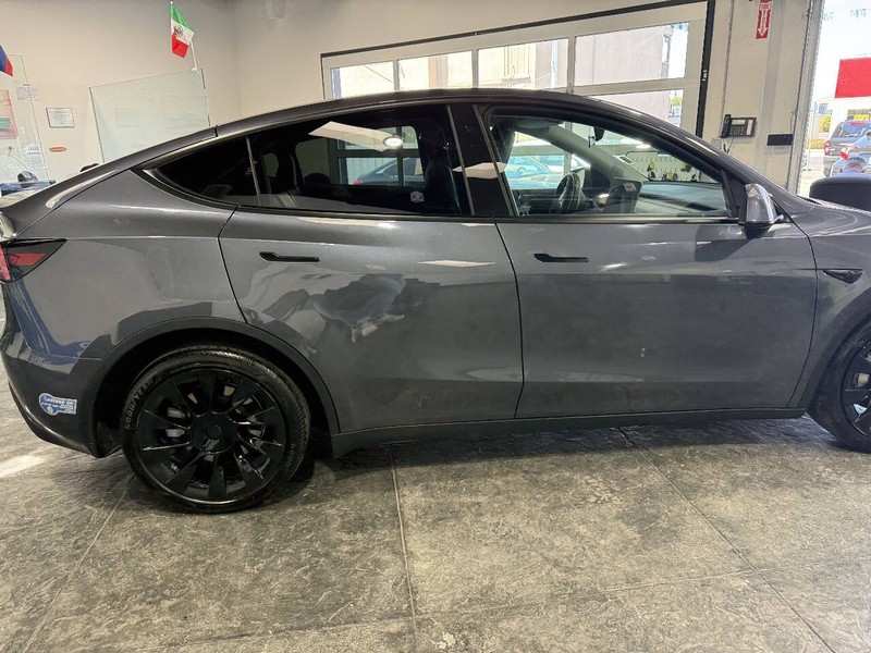 Tesla Model Y Vehicle Full-screen Gallery Image 29