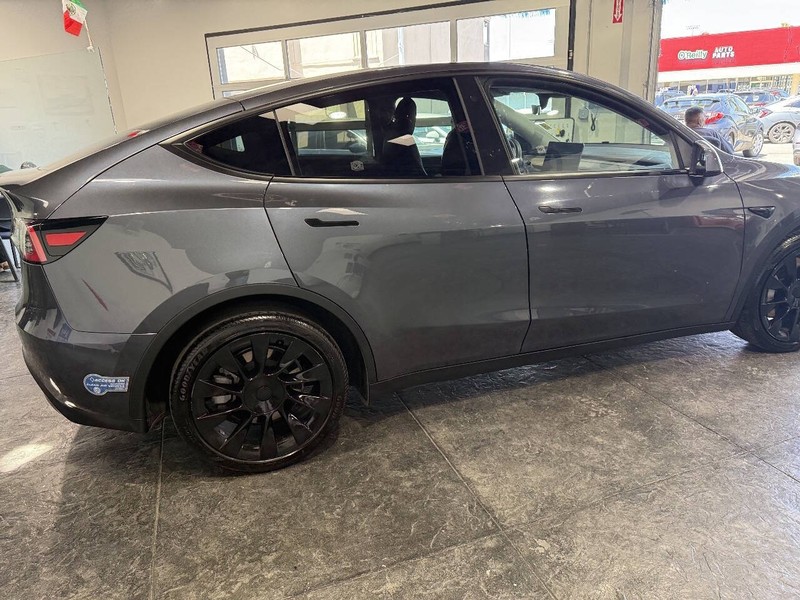 Tesla Model Y Vehicle Full-screen Gallery Image 30