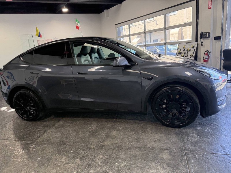 Tesla Model Y Vehicle Full-screen Gallery Image 32