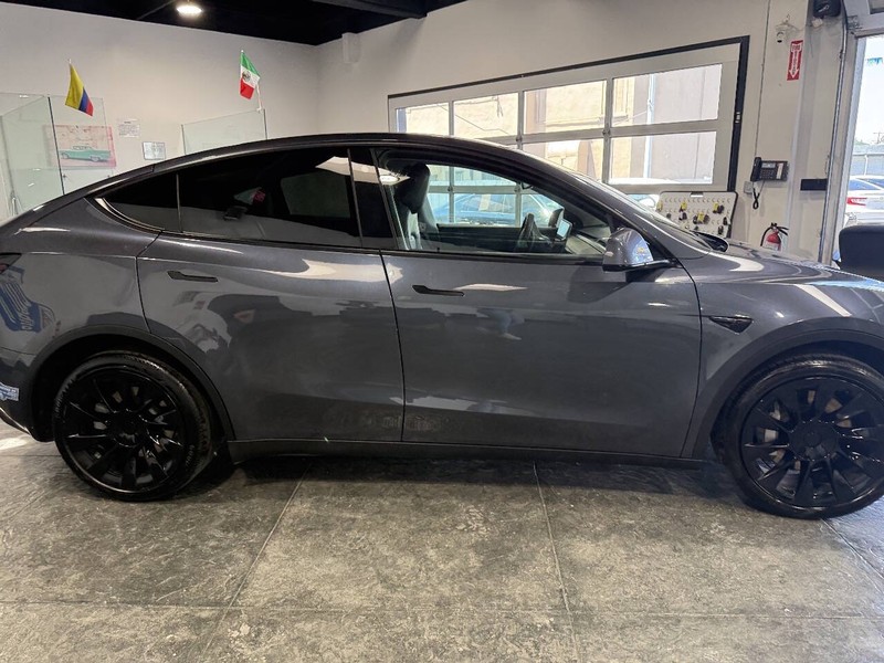 Tesla Model Y Vehicle Full-screen Gallery Image 33