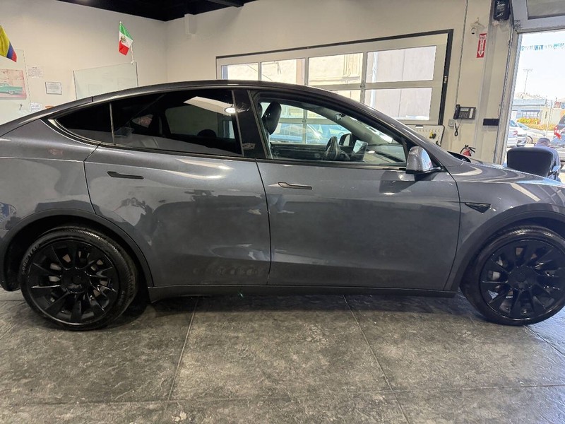 Tesla Model Y Vehicle Full-screen Gallery Image 34
