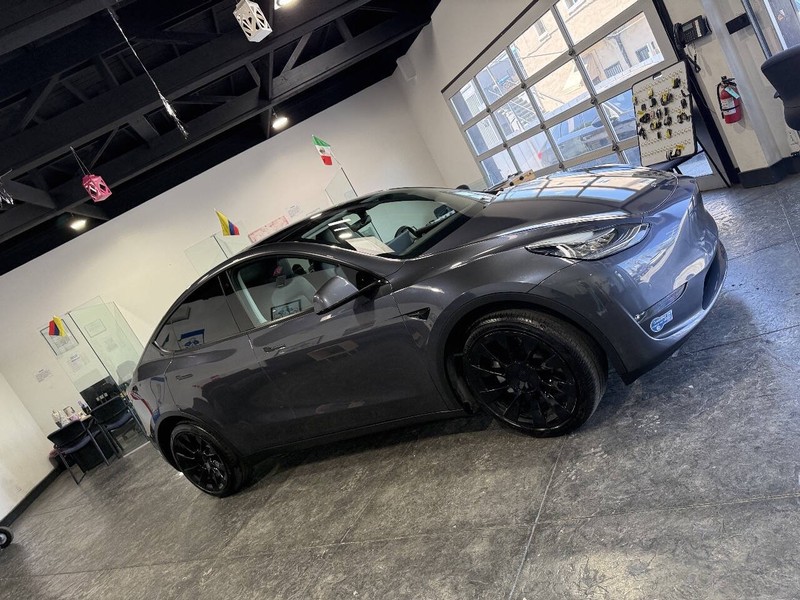 Tesla Model Y Vehicle Full-screen Gallery Image 35