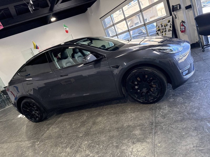 Tesla Model Y Vehicle Full-screen Gallery Image 36