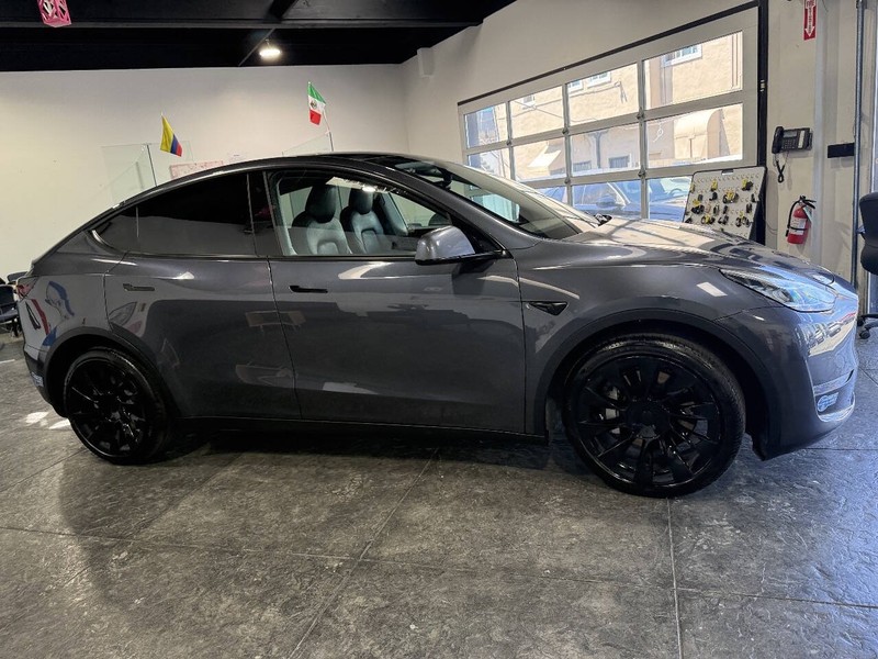 Tesla Model Y Vehicle Full-screen Gallery Image 37