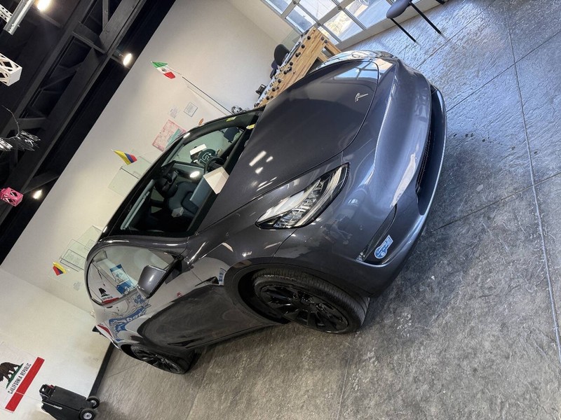 Tesla Model Y Vehicle Full-screen Gallery Image 38