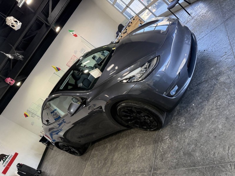 Tesla Model Y Vehicle Full-screen Gallery Image 39