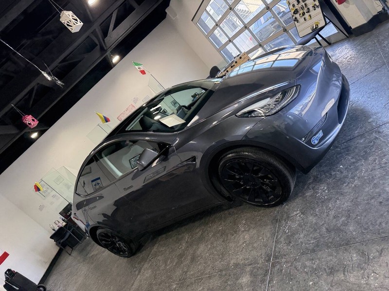 Tesla Model Y Vehicle Full-screen Gallery Image 40