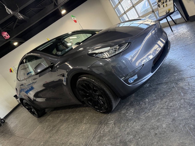 Tesla Model Y Vehicle Full-screen Gallery Image 41