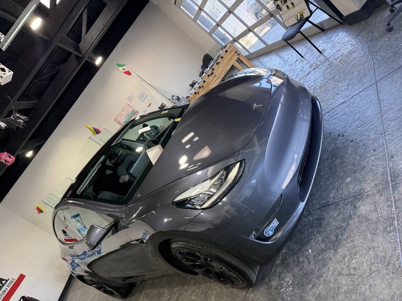 Tesla Model Y Vehicle Full-screen Gallery Image 43