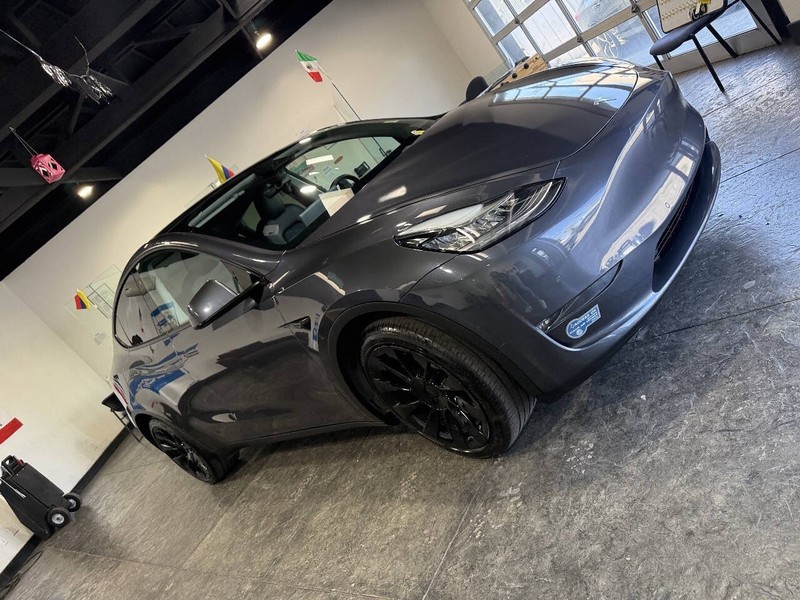 Tesla Model Y Vehicle Full-screen Gallery Image 46