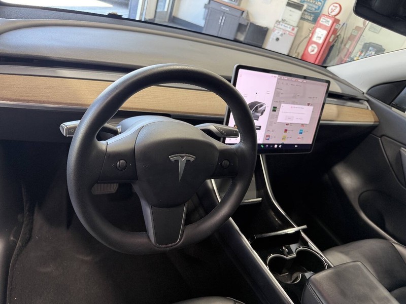 Tesla Model Y Vehicle Full-screen Gallery Image 48