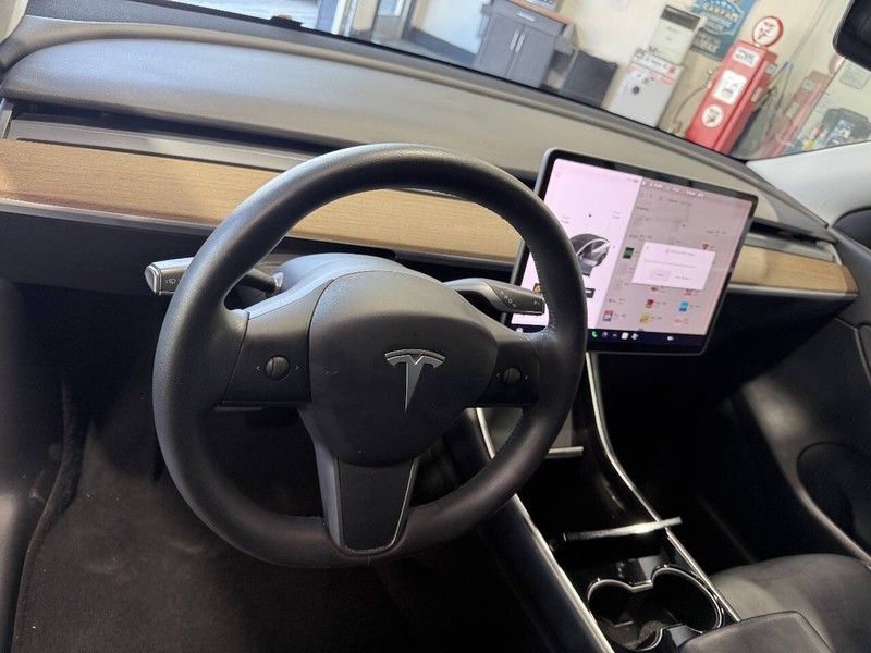 Tesla Model Y Vehicle Full-screen Gallery Image 49