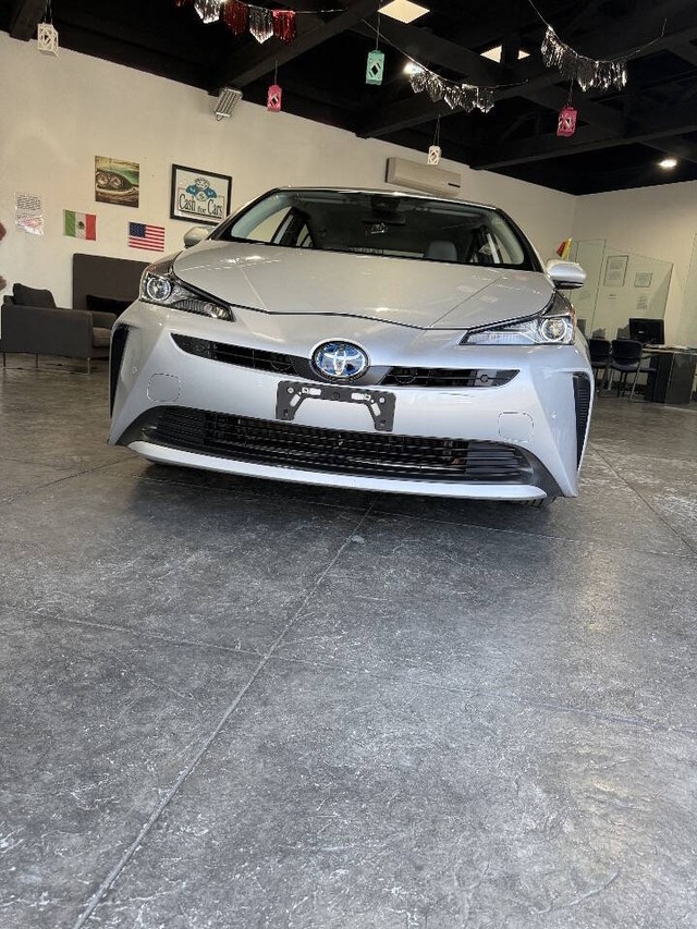 Toyota Prius Vehicle Full-screen Gallery Image 02