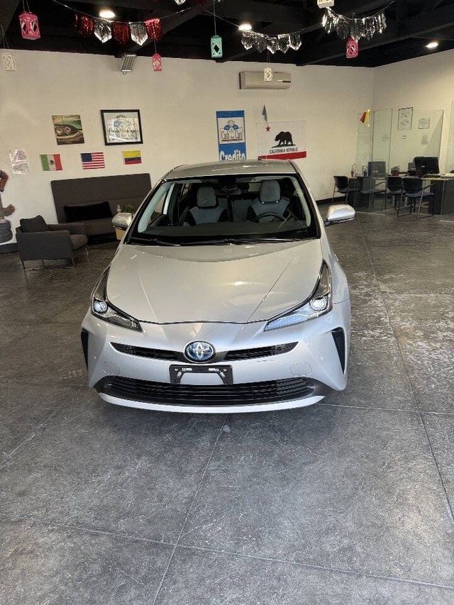Toyota Prius Vehicle Full-screen Gallery Image 04