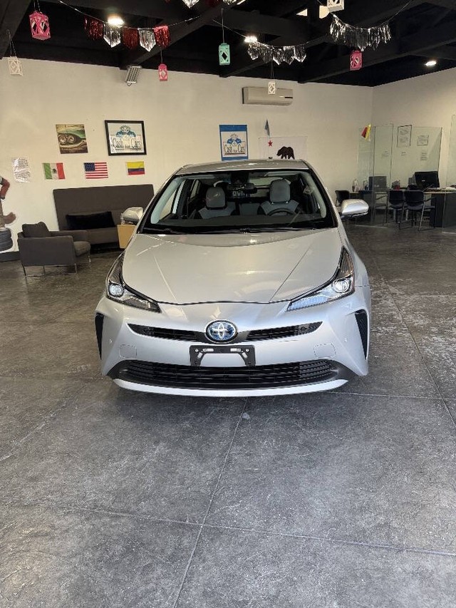 Toyota Prius Vehicle Full-screen Gallery Image 05