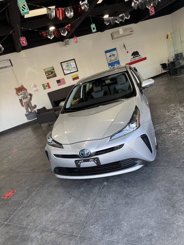 Toyota Prius Vehicle Full-screen Gallery Image 08