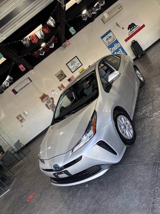 Toyota Prius Vehicle Full-screen Gallery Image 09