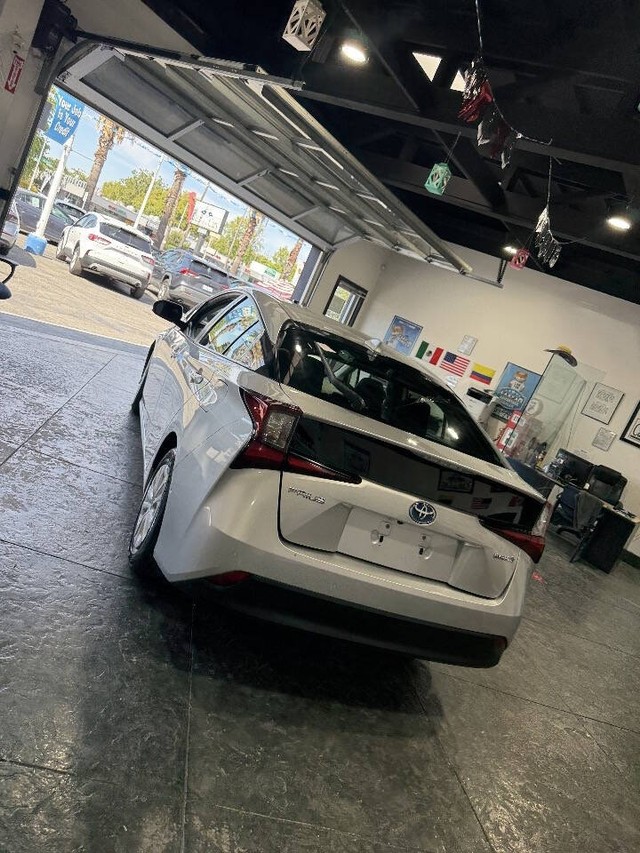 Toyota Prius Vehicle Full-screen Gallery Image 24