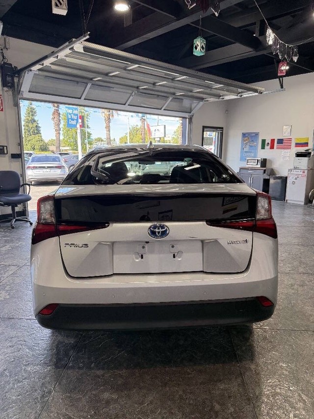 Toyota Prius Vehicle Full-screen Gallery Image 27