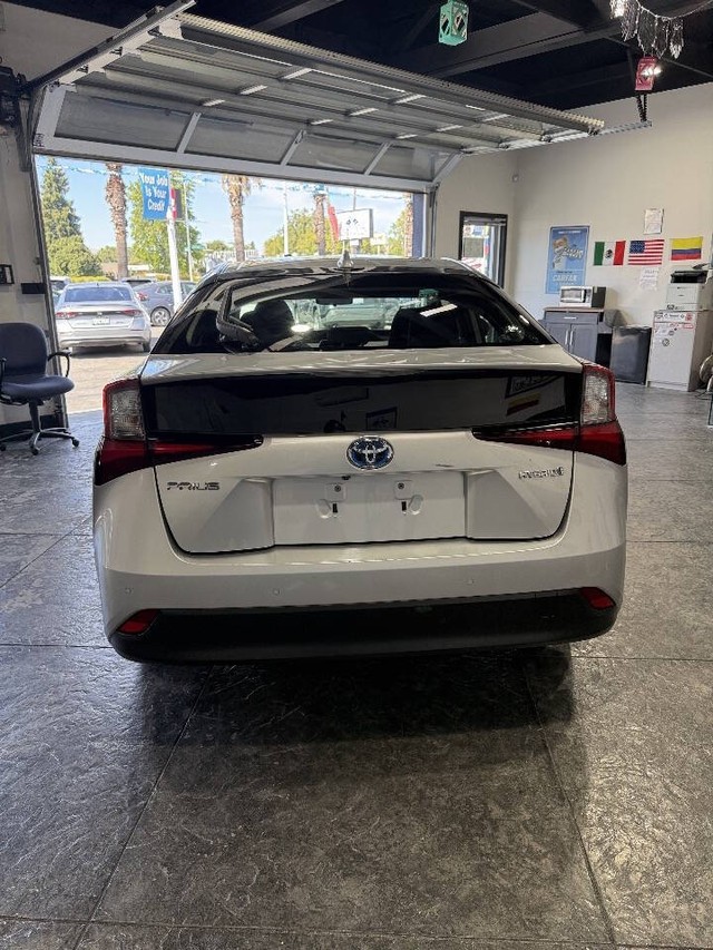 Toyota Prius Vehicle Full-screen Gallery Image 28