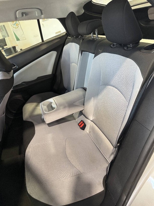 Toyota Prius Vehicle Full-screen Gallery Image 45