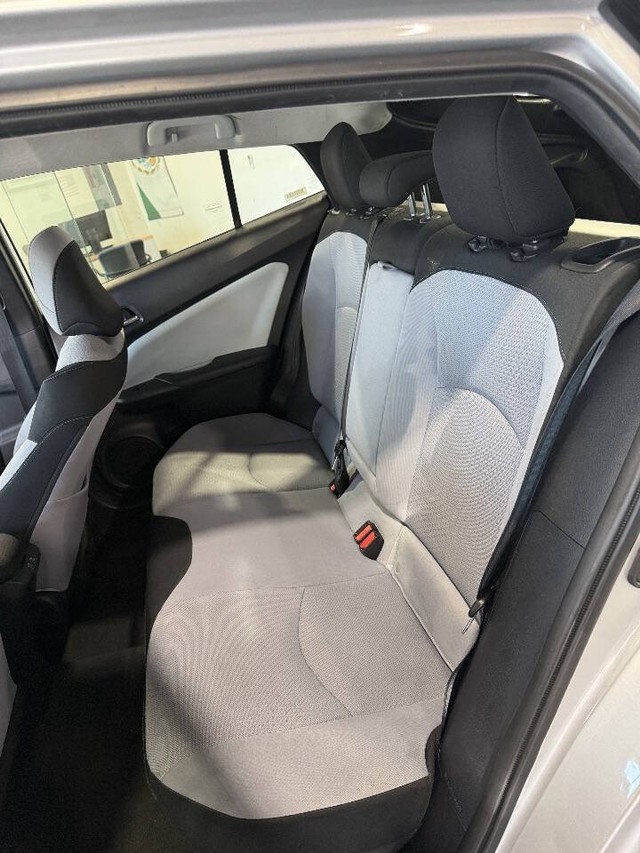 Toyota Prius Vehicle Full-screen Gallery Image 46