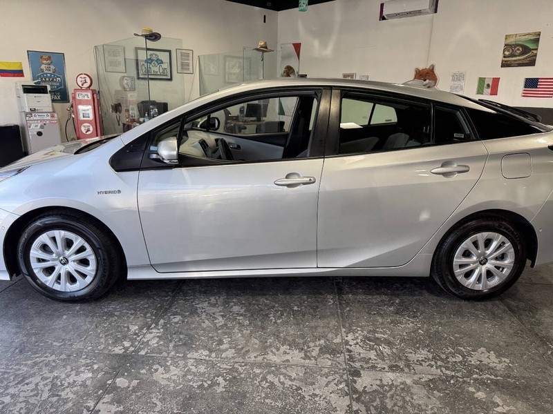 Toyota Prius Vehicle Full-screen Gallery Image 12