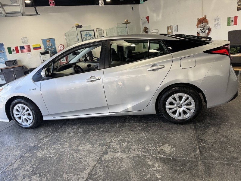 Toyota Prius Vehicle Full-screen Gallery Image 15