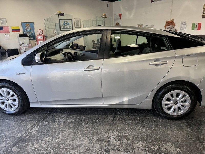 Toyota Prius Vehicle Full-screen Gallery Image 16