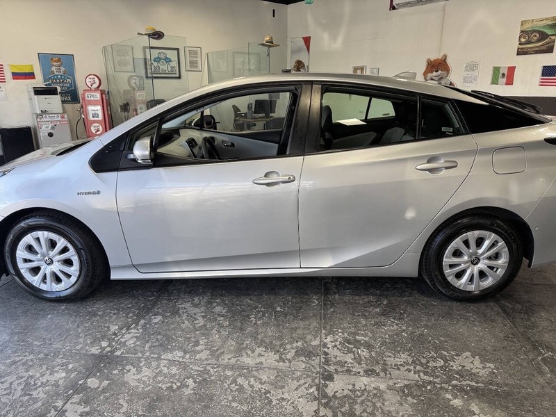 Toyota Prius Vehicle Full-screen Gallery Image 17