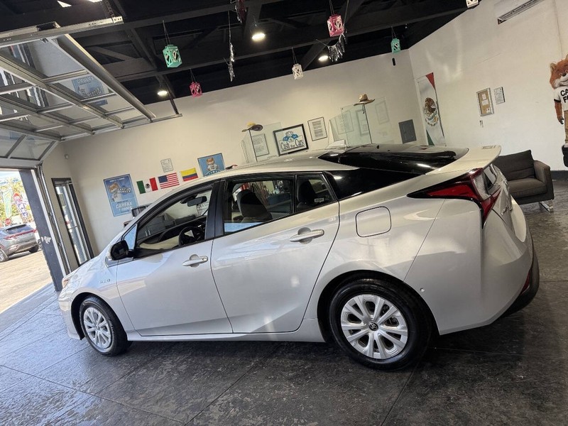 Toyota Prius Vehicle Full-screen Gallery Image 18