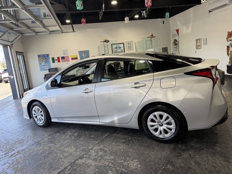 Toyota Prius Vehicle Full-screen Gallery Image 19