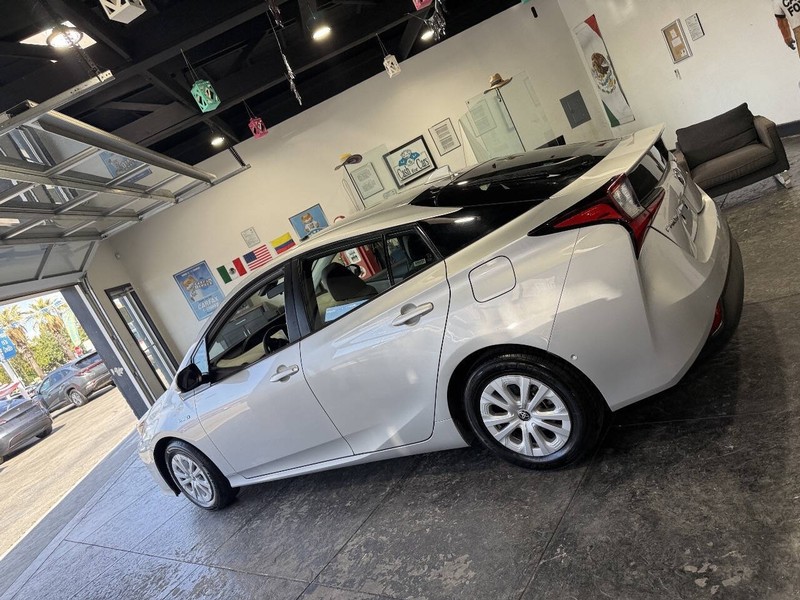 Toyota Prius Vehicle Full-screen Gallery Image 23