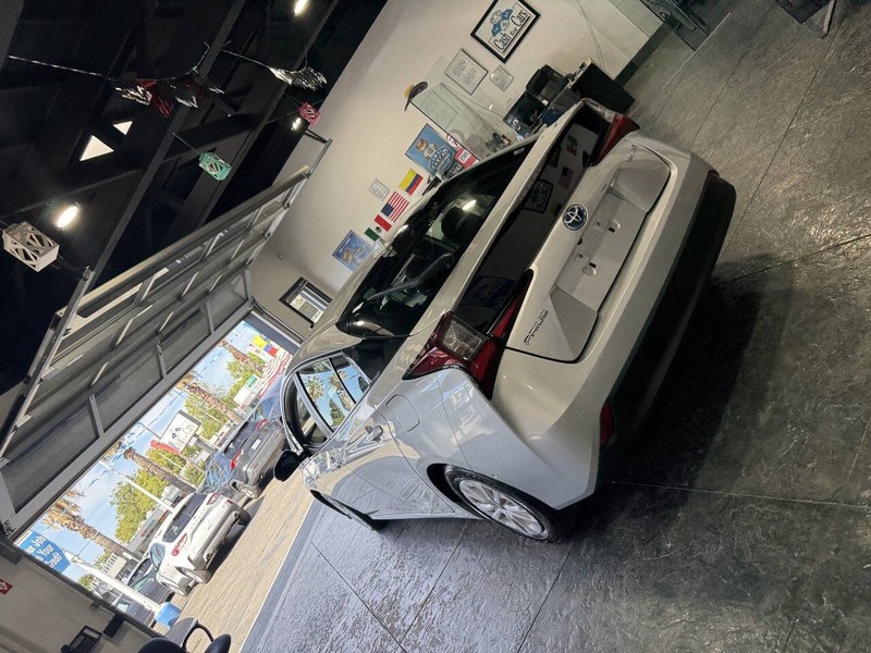Toyota Prius Vehicle Full-screen Gallery Image 25