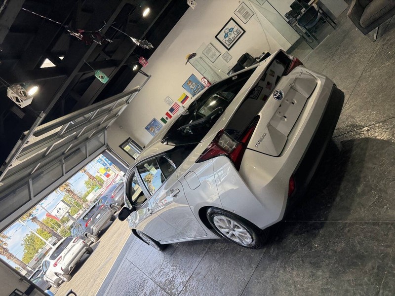 Toyota Prius Vehicle Full-screen Gallery Image 26