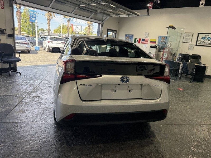 Toyota Prius Vehicle Full-screen Gallery Image 29
