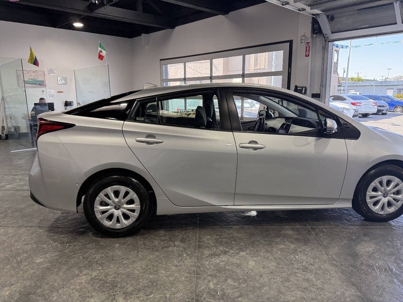 Toyota Prius Vehicle Full-screen Gallery Image 30