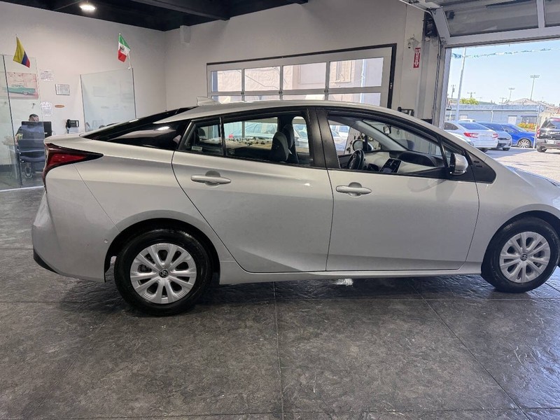 Toyota Prius Vehicle Full-screen Gallery Image 31