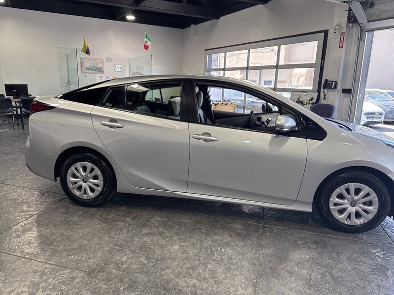 Toyota Prius Vehicle Full-screen Gallery Image 33