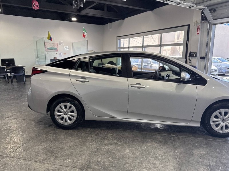 Toyota Prius Vehicle Full-screen Gallery Image 34