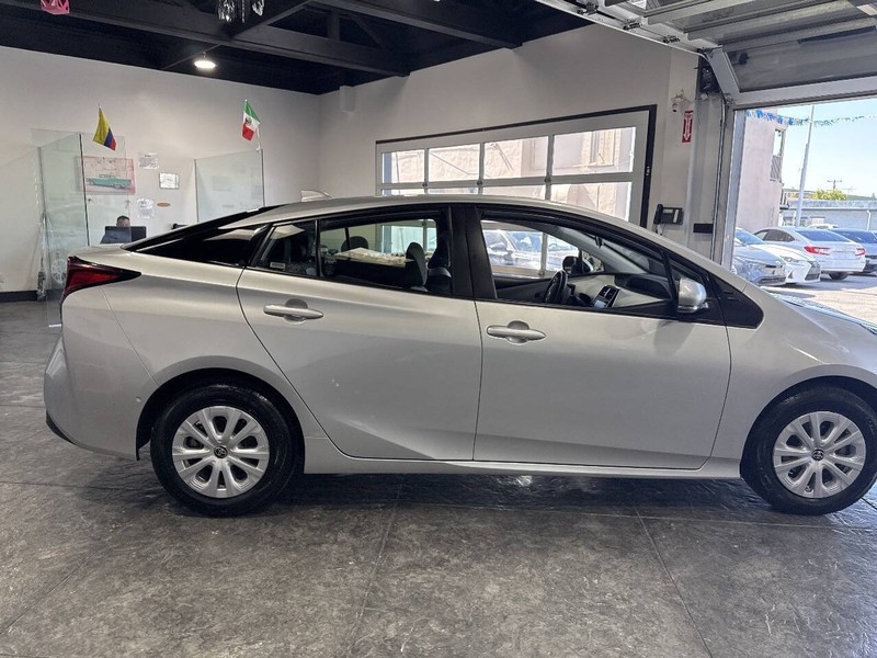 Toyota Prius Vehicle Full-screen Gallery Image 35