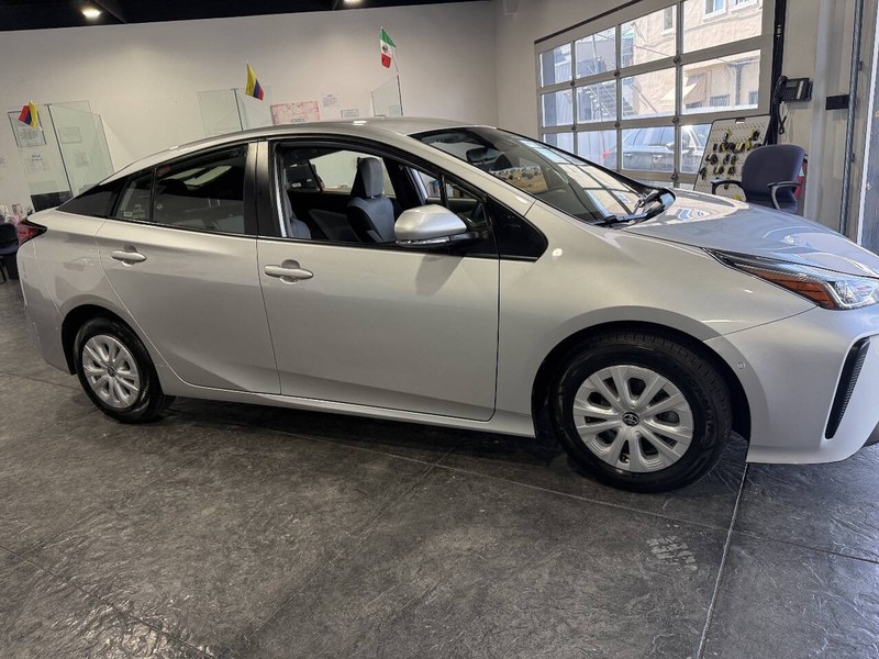 Toyota Prius Vehicle Full-screen Gallery Image 37